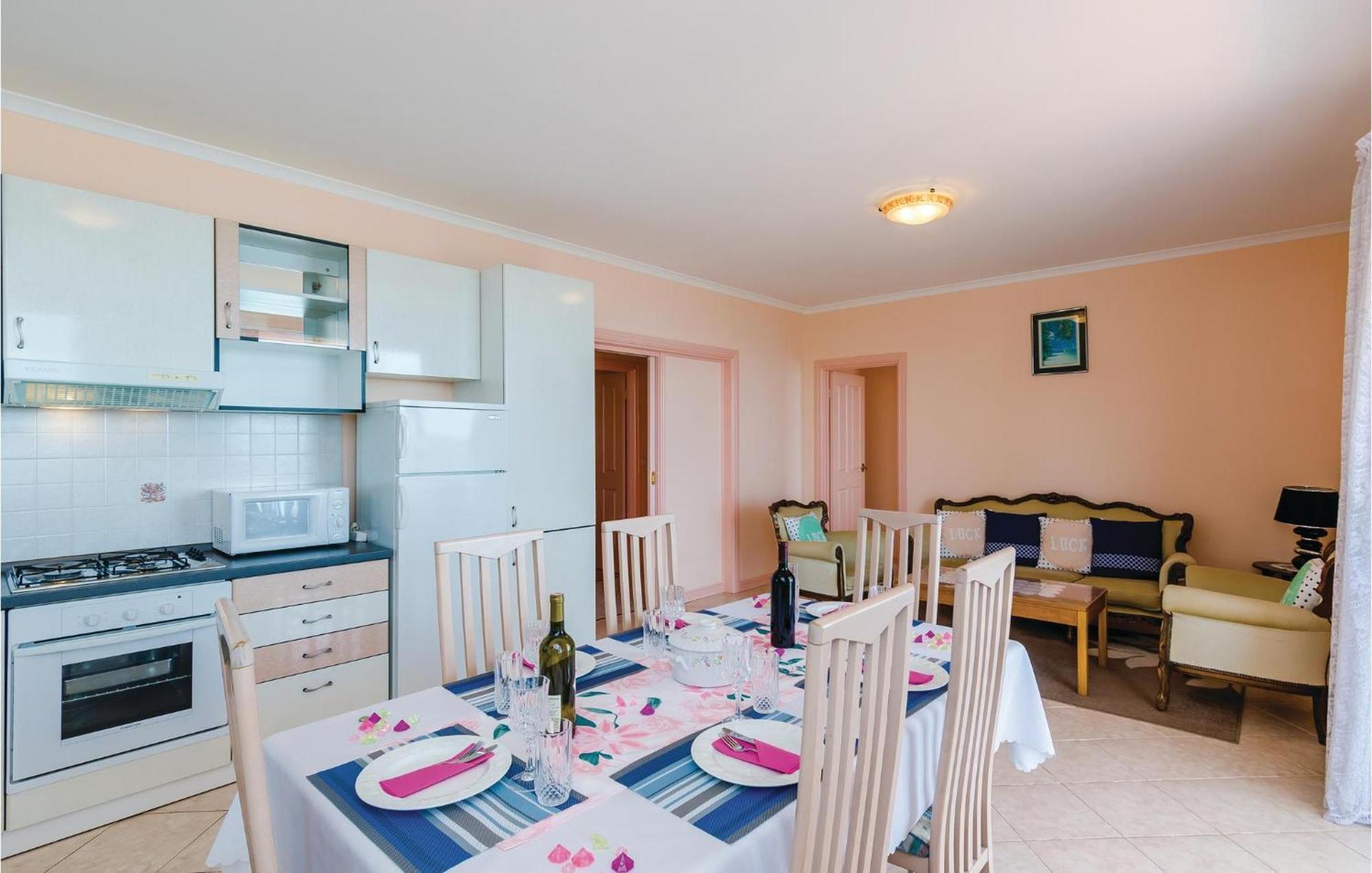 3 Bedroom Beautiful Apartment In أوراساك المظهر الخارجي الصورة